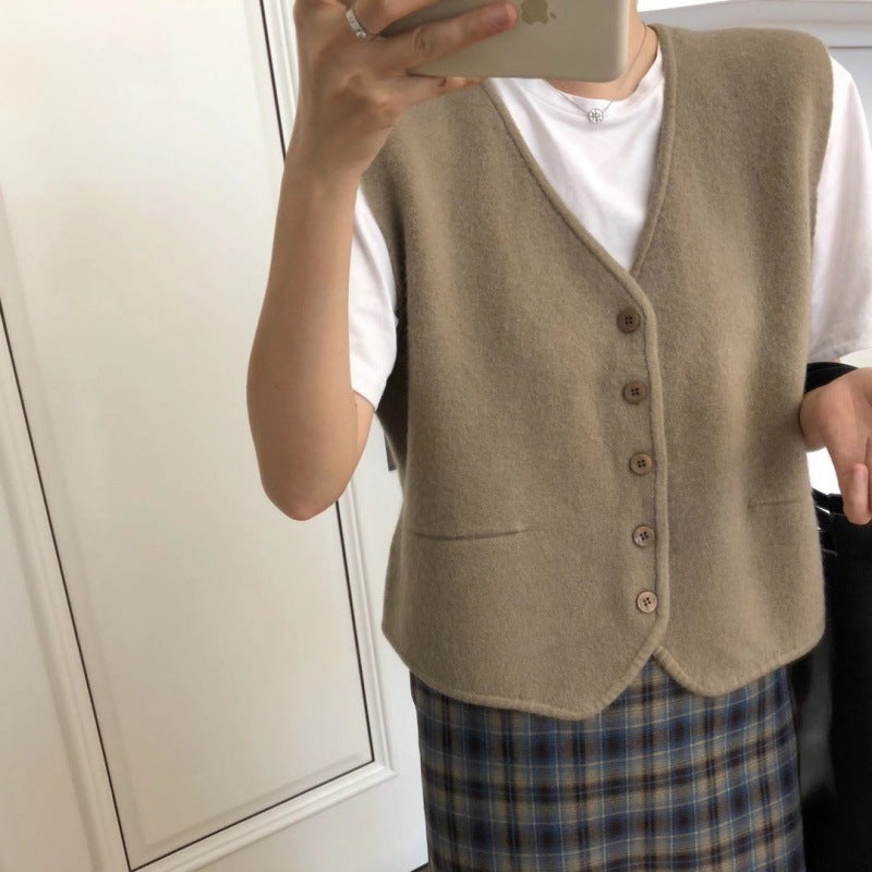 Damer strikket vest med elegant knappestolpe og fint materiale Skjora
