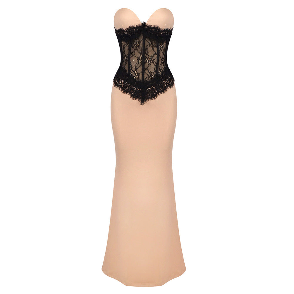 Dame aftenkjole med elegant bustier og blomstret spetstop.