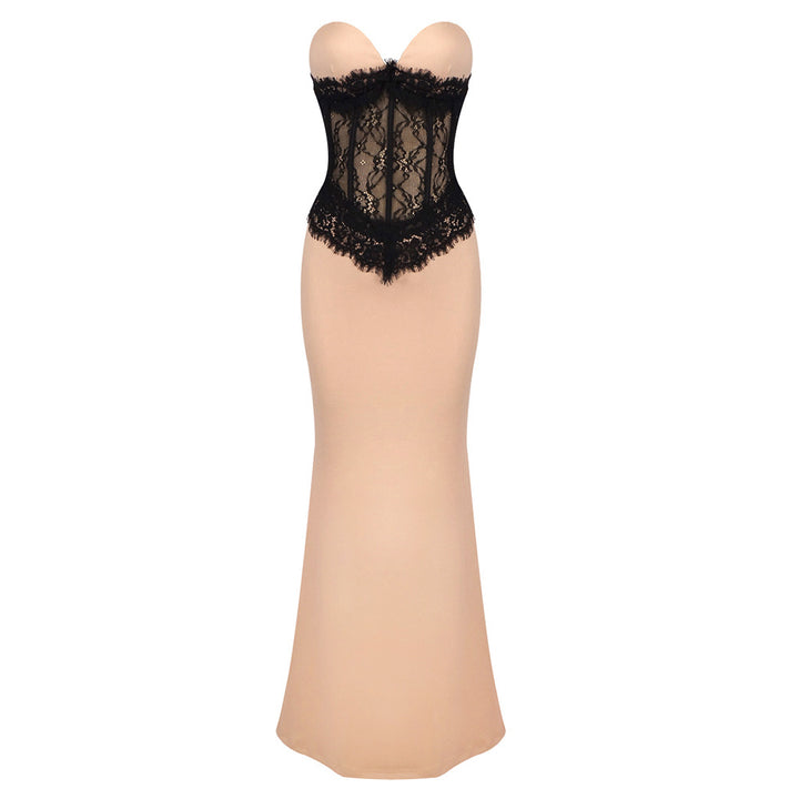 Dame aftenkjole med elegant bustier og blomstret spetstop.