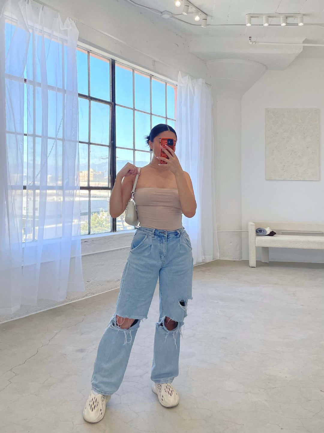 Uformelle kvinne mom jeans med trendy ødelagt utseende Skjora