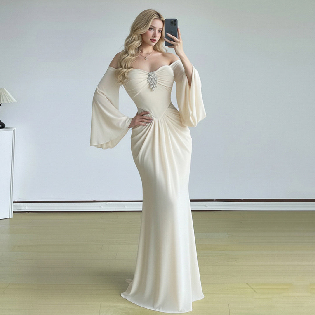 Dame lang v-neck kjole med dramatiske posete ermer og cut-out design Skjora