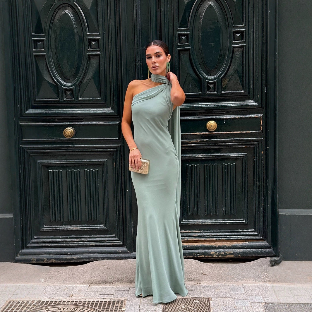 Kvinne Elegant, En-sidet Strapless Maxi Kjole med Flytende Stoff og Chic Nakkesjal Skjora