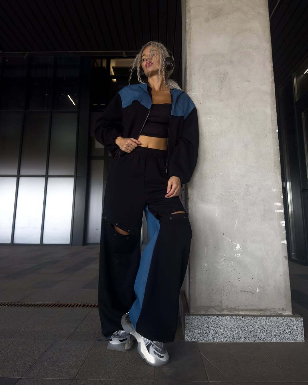 Women's sporty outfit with trendy color contrast Skjora
