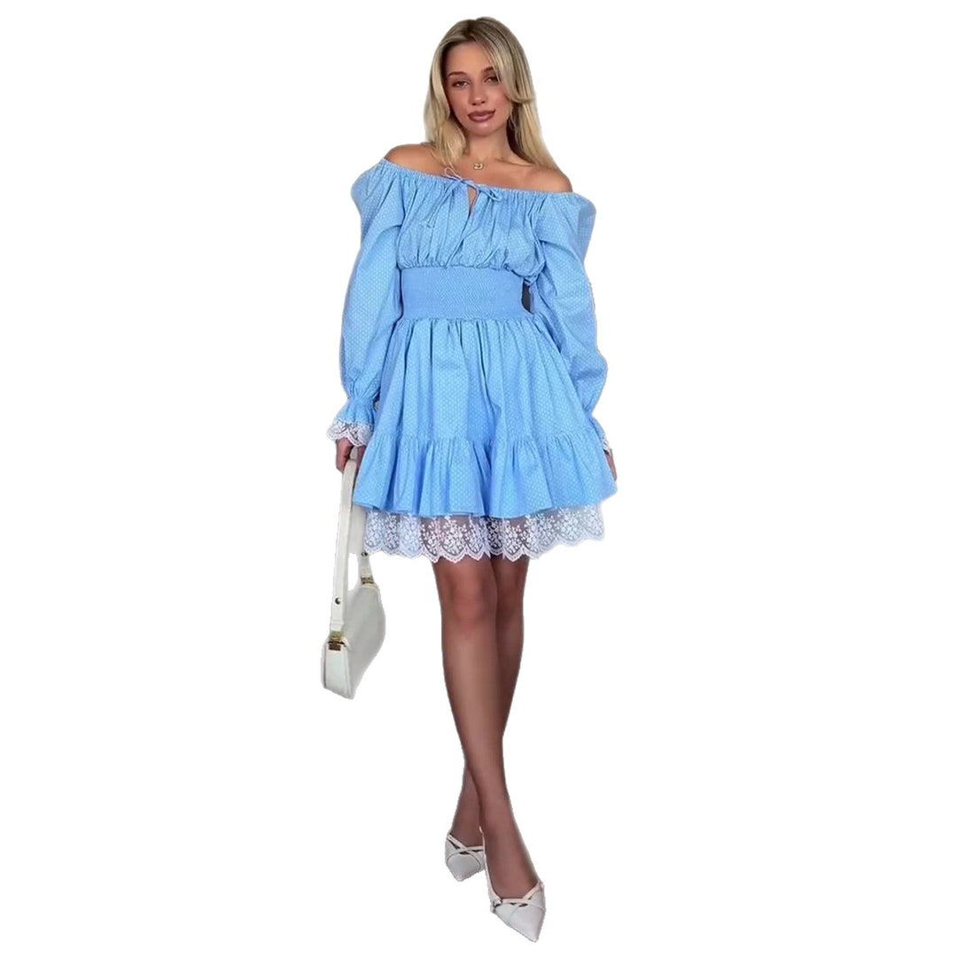 Dame Off-Shoulder Kjole med Voluminøse Volanger og Blonderkant Skjora