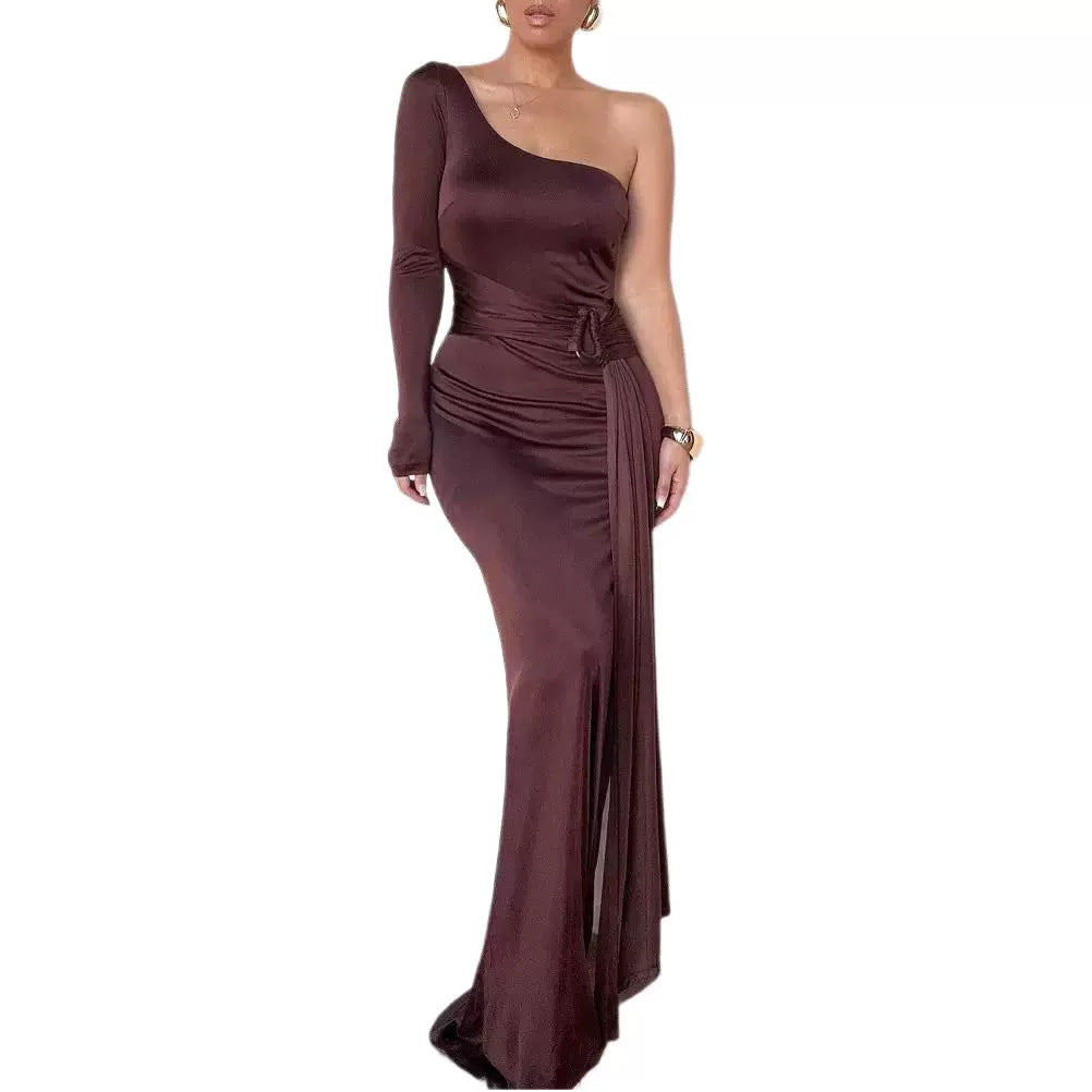 Kvinne Elegant Maxi Kjole med Asymmetrisk Snitt og Flytende Stof