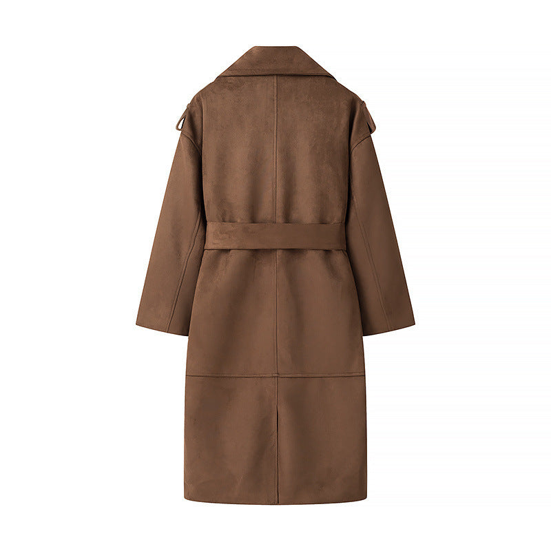 Kvinnes moderne trenchcoat i elegant semsket skinn-design med praktisk belte Skjora