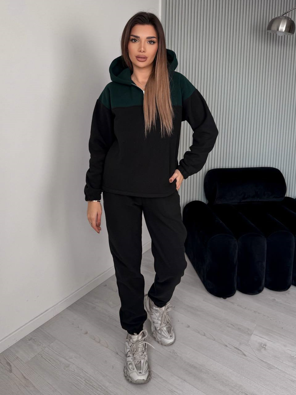 Kvinnors avslappnade fleece sportset med huva och modern passform Skjora