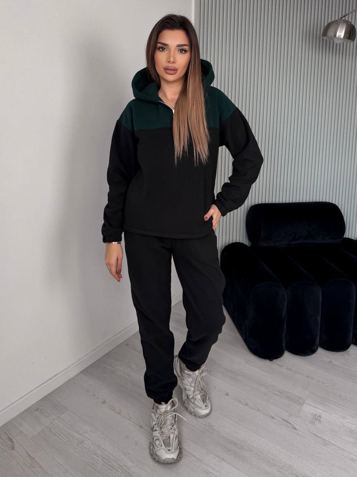 Kvinnors avslappnade fleece sportset med huva och modern passform Skjora