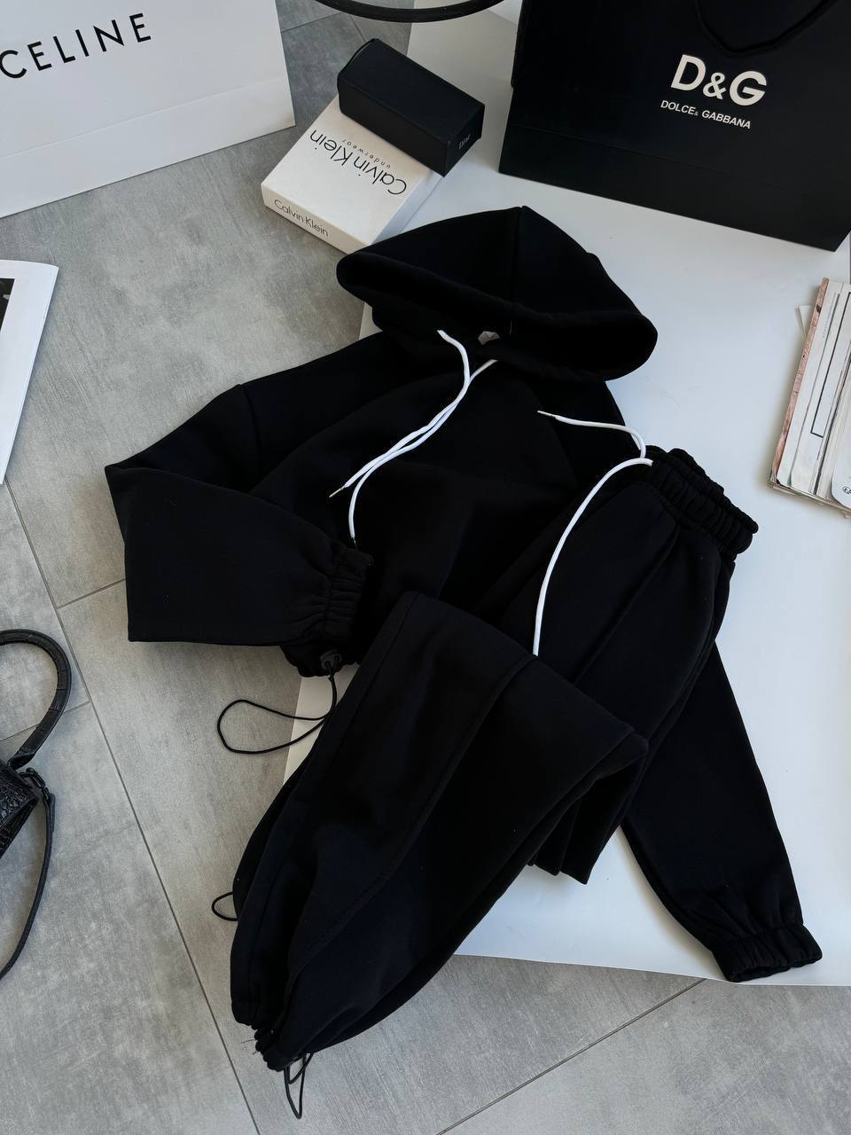 Kvinnelig sporty hettegenser og komfortable joggebukser i et avslappet utseende Skjora
