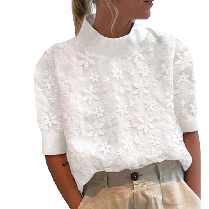Kvinnebluse med blomstermønster og kort snitt Skjora