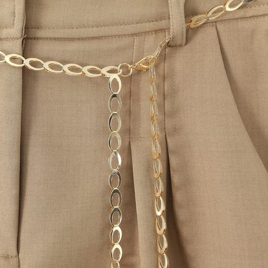 Dame elegante shorts med dekorativ kjede og fine folder Skjora
