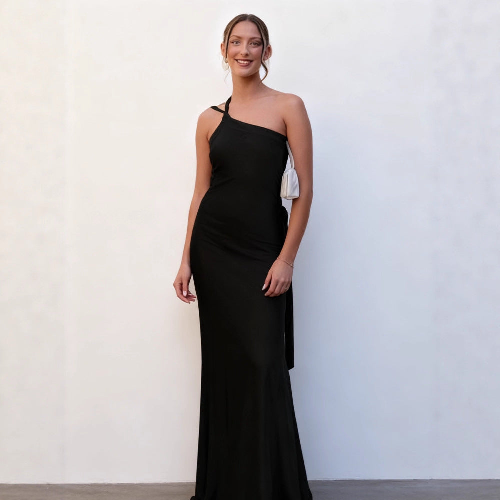 Dame elegant maxi kjole med asymmetrisk halterdesign og skimrende sateng Skjora