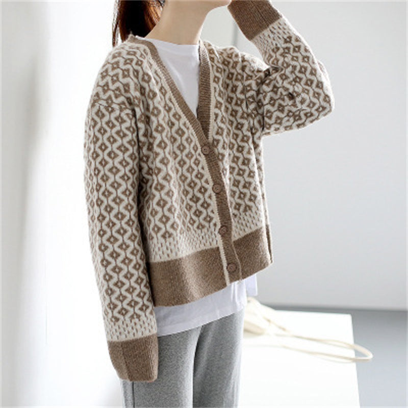 Kvinnens chunky strikket cardigan med moderne geometriske mønstre og knappefunksjon Skjora