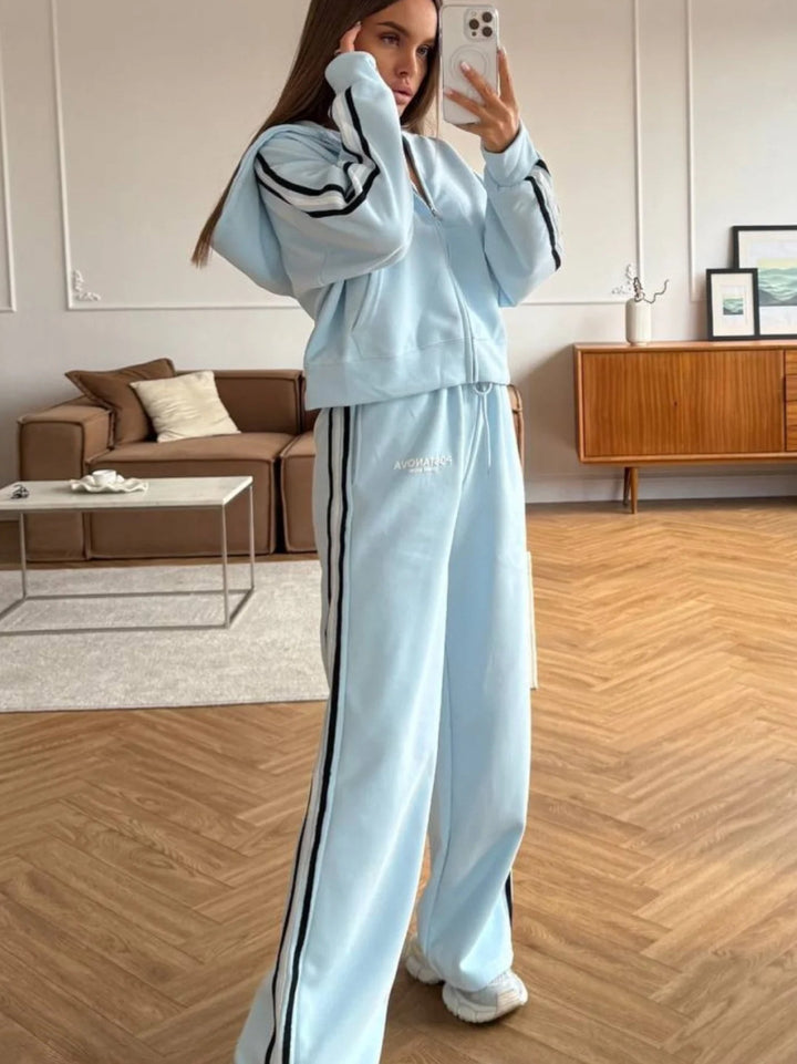 Kvinnenes sporty fritidssett med casual zip hettegenser og komfortable joggebukser Skjora