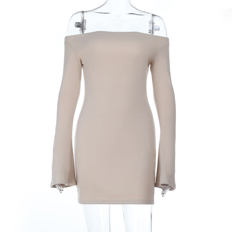Dame elegant off-shoulder minikjole med lange ermer og figurnær passform Skjora
