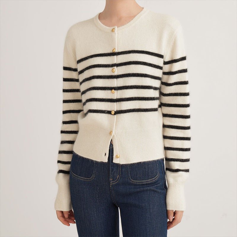 Dame stripete cardigan laget av fint materiale med gullknapper Skjora