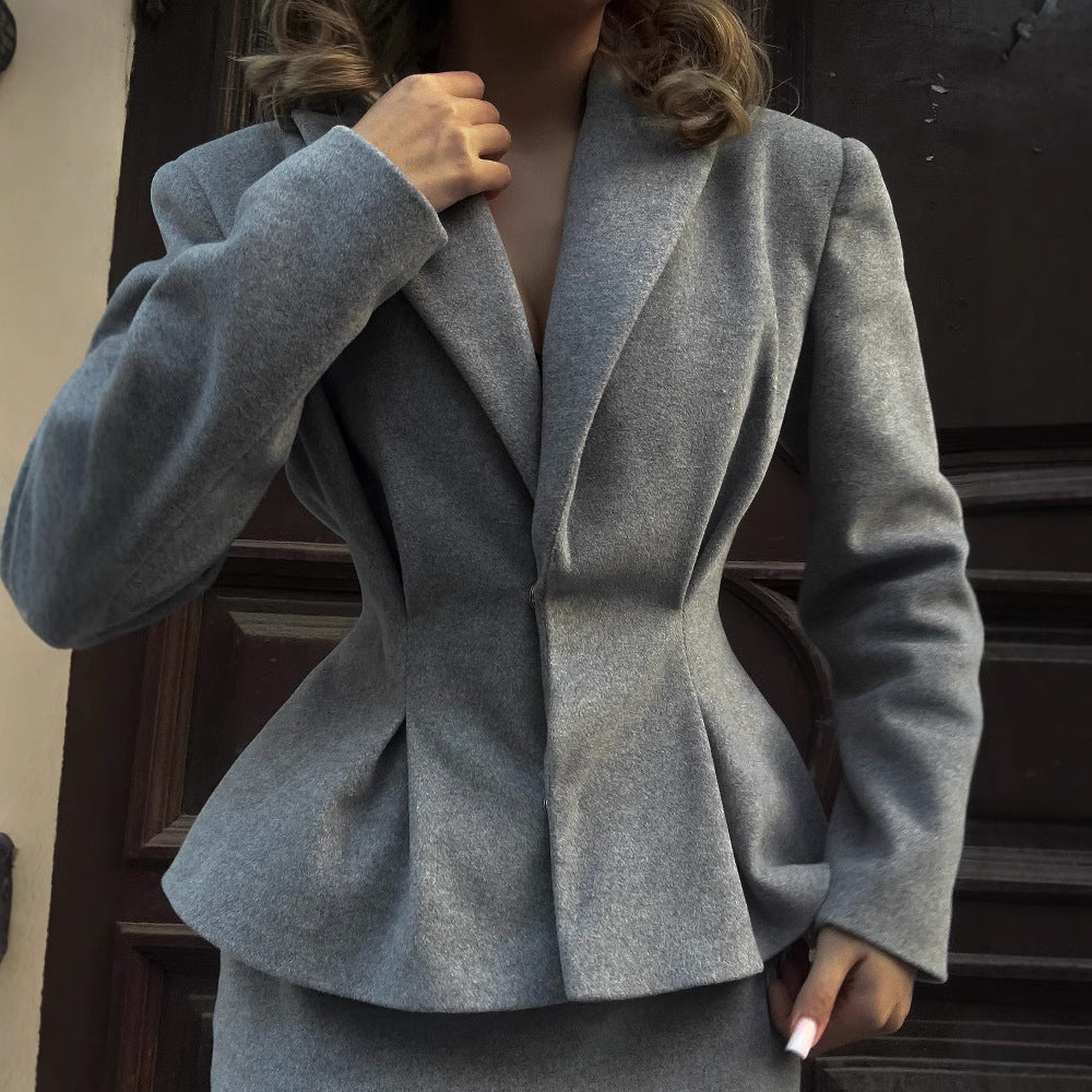 Kvinne kontor dress i en elegant snitt med en tilpasset blazer og blyantskjørt Skjora