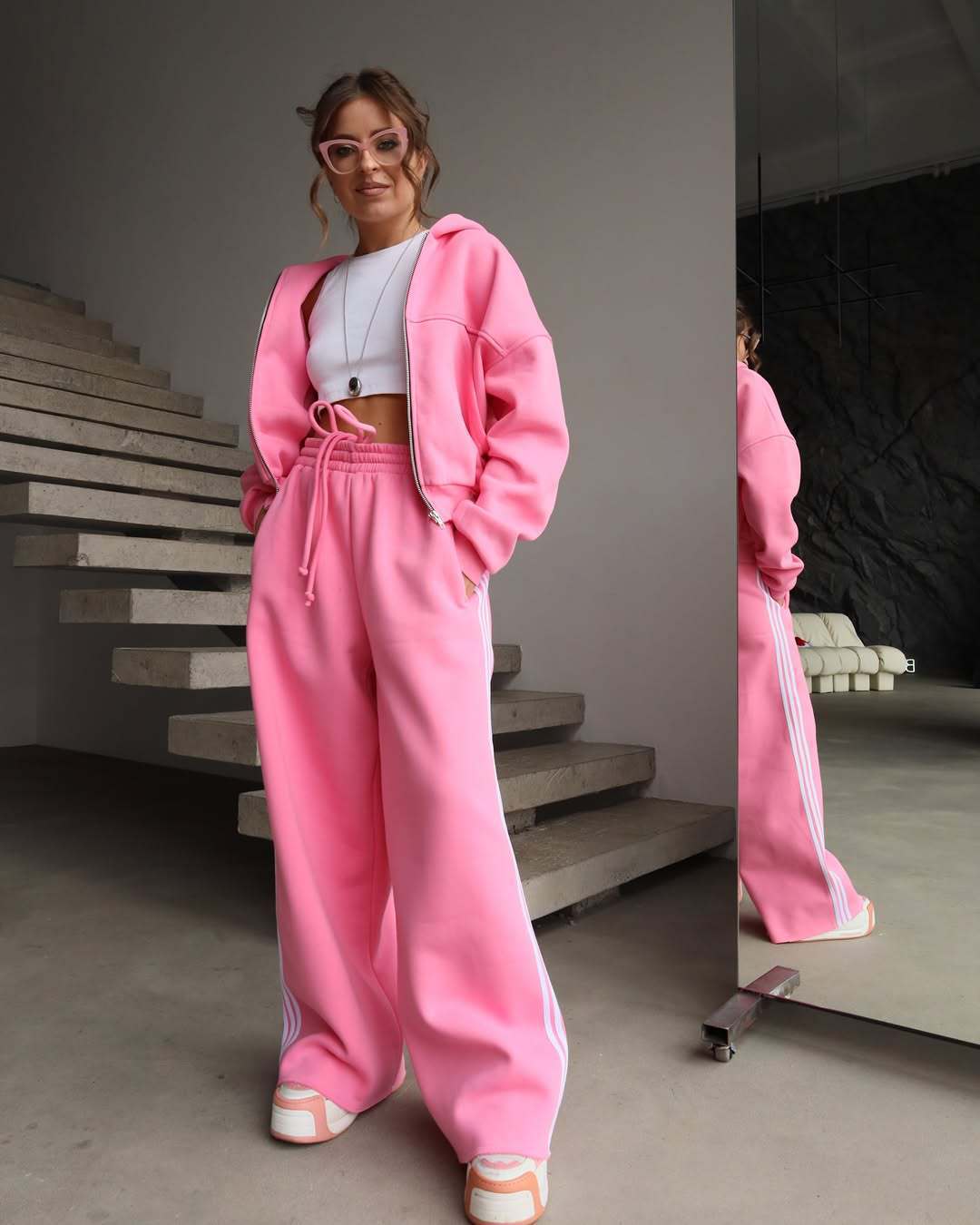 Kvinnenes casual fritids joggedrakt med cropped sweatshirtjakke og vide bukser Skjora
