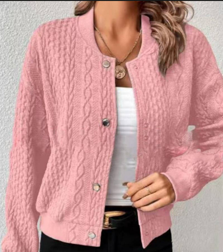 Kvinnens cardigan med elegant flette strikk mønster og trykknapp lukking Skjora