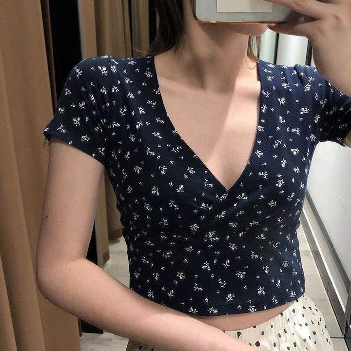 Kvinne crop top med blomster mønster og elegant V-hals