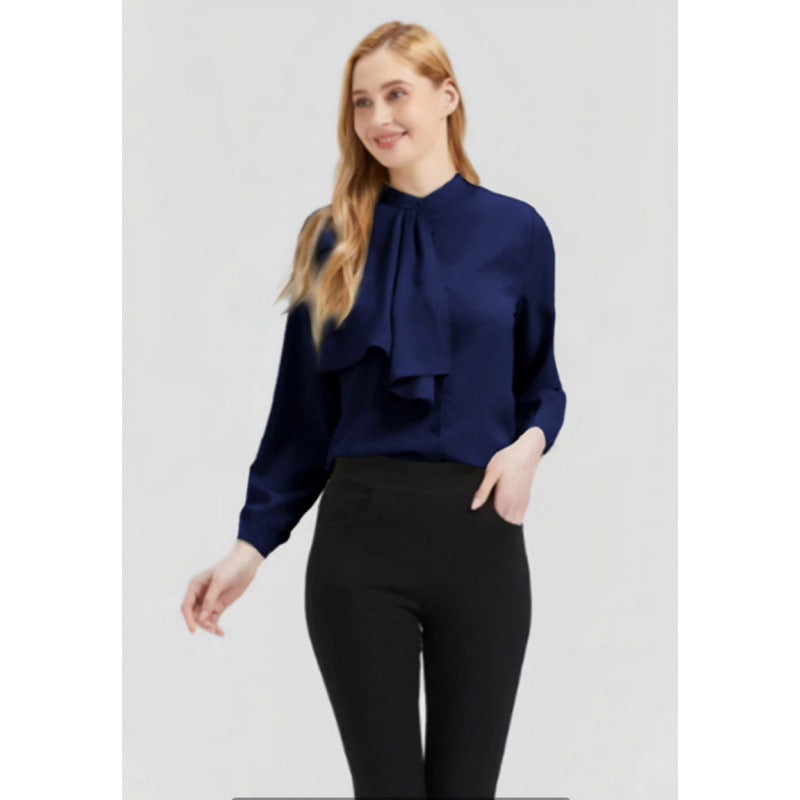 Damebluse med elegante volanger detaljer og krage Skjora