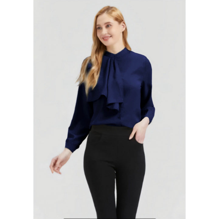 Damebluse med elegante volanger detaljer og krage Skjora