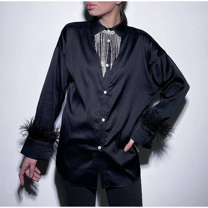 Damebluse med fargerike fjær og elegant snitt Skjora