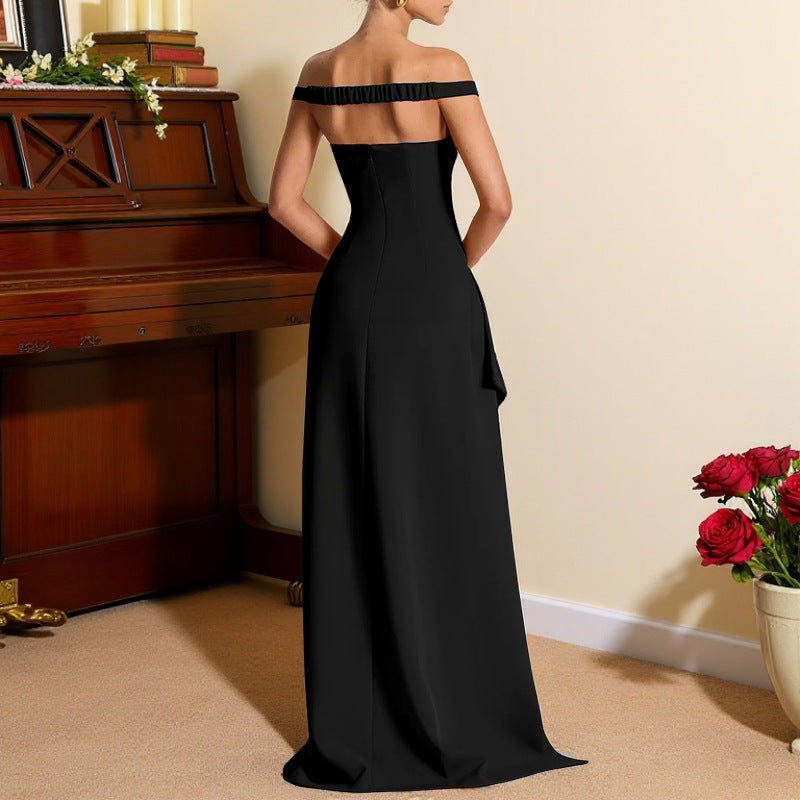 Kvinnens elegante av-shoulder kveldskjole med høye splitt og V-hals