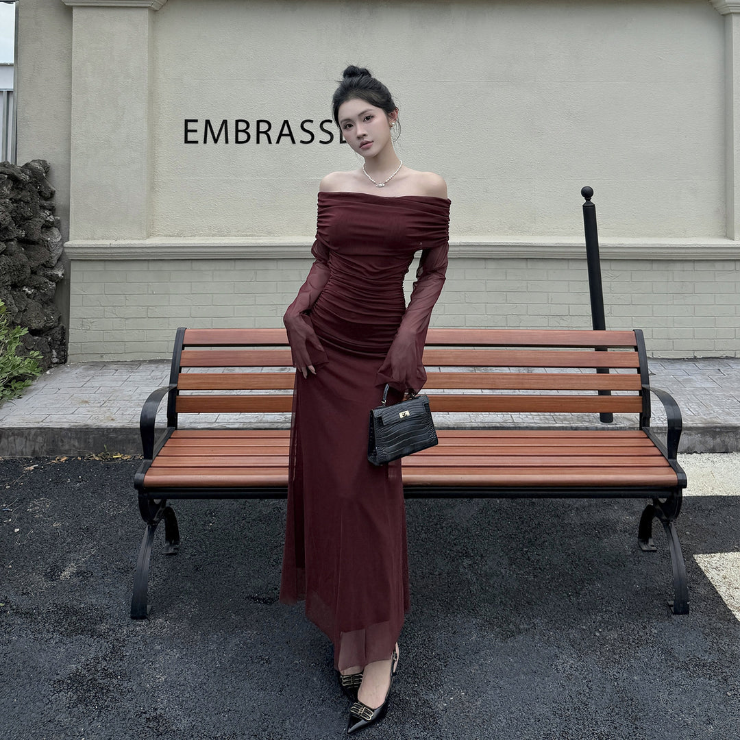 Kvinners Off-Shoulder Kvelds Kjole med Rynket Design og Lange Ermer Skjora