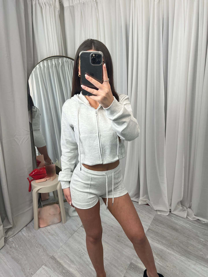 Kvinnors sportiga crop top och shorts set Skjora