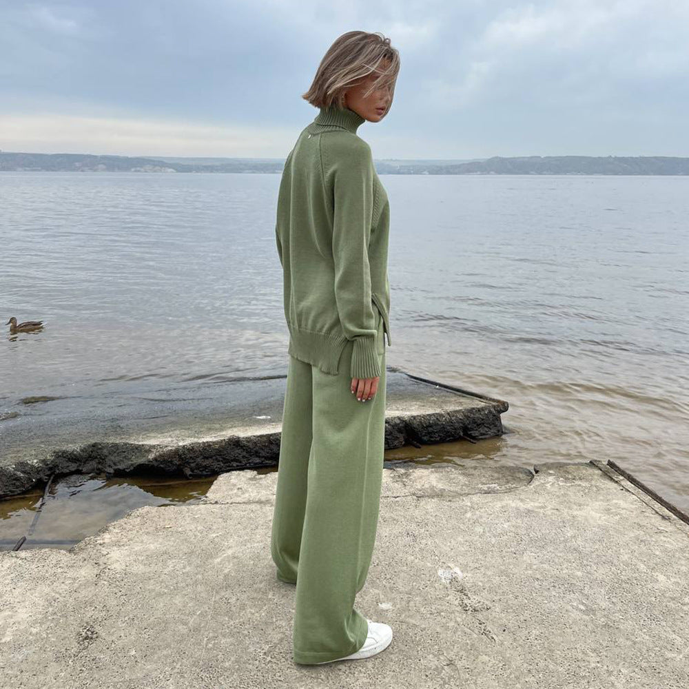 Kvinnens elegante strikkedress med høy krage og vide ben Skjora