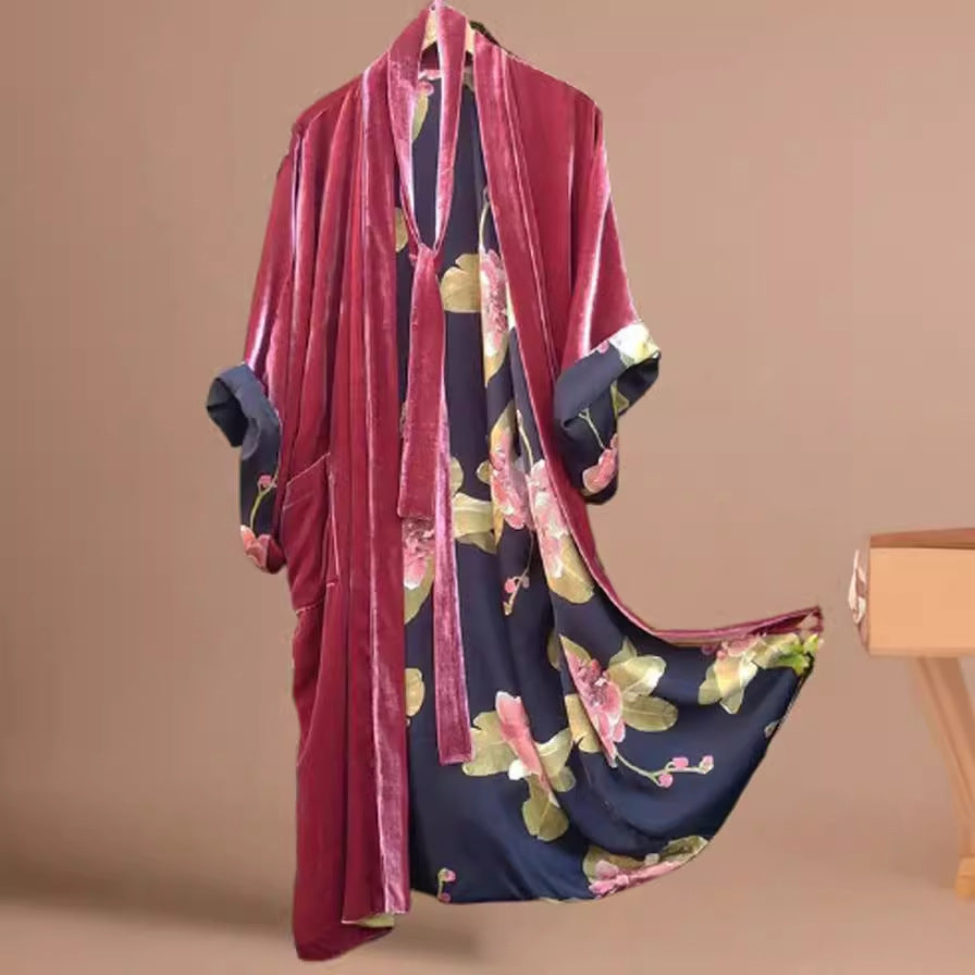 Kvinnes luksuriøse kimono med blomstermønster og silkeaktig fôr Skjora