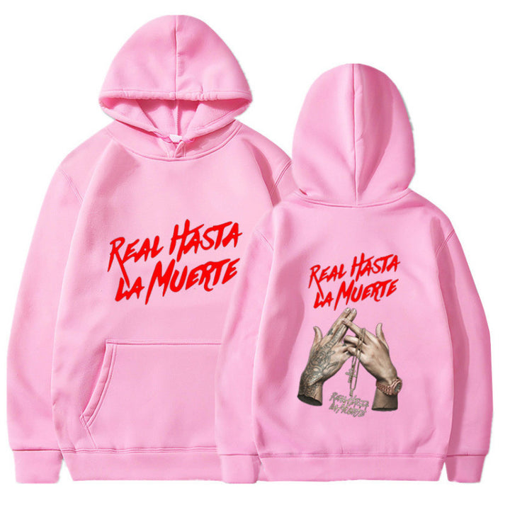 Dame hoodie med iøynefallende skrift i urban stil Skjora
