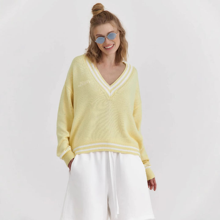 Kvinnes Oversized Strikkegenser med V-hals og Sporty Detaljer Skjora