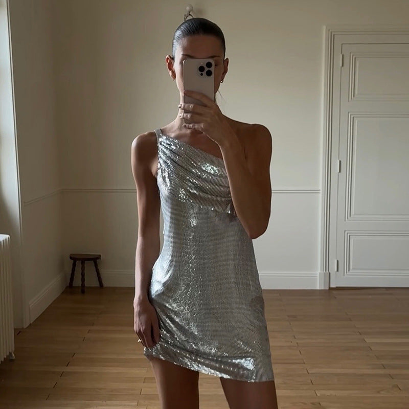 Damer glitrende mini-kjole med asymmetrisk stropper og elegant draperingsdetalj Skjora