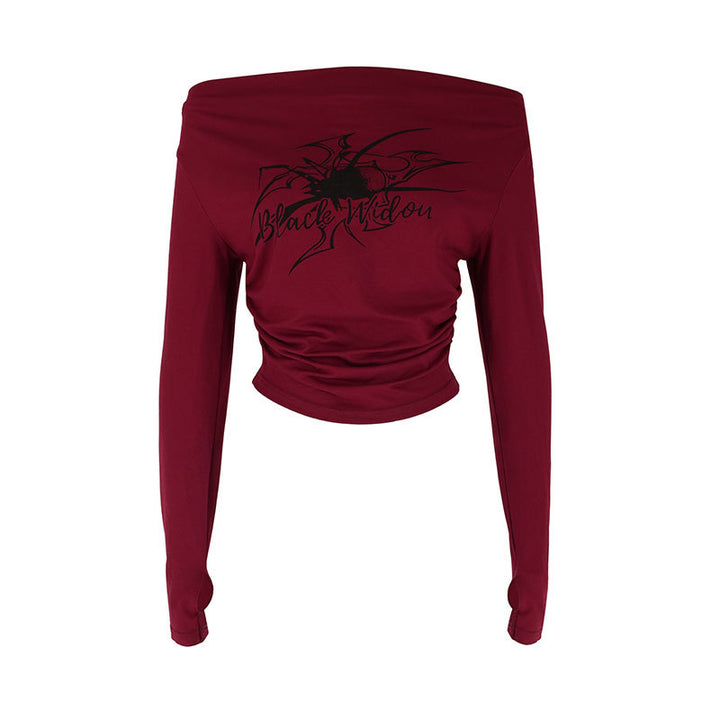 Dame cropped langermet t-skjorte med off-shoulder design og innovativ batiktrykk Skjora