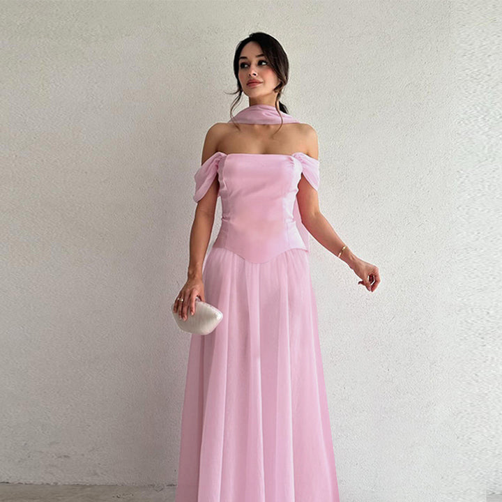 Kvinnens elegante aftenkjole med av-shoulder pufferm og choker