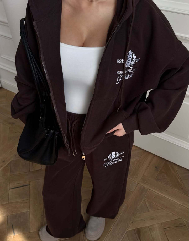 Dame avslappet sportsett med cropped hettejakke og brede joggebukser Skjora