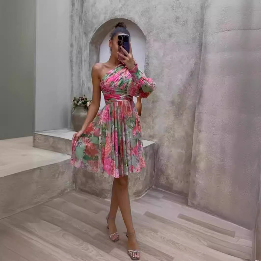 Kvinne Flowing Floral Dress med Asymmetrisk Design og Volangdetaljer Skjora