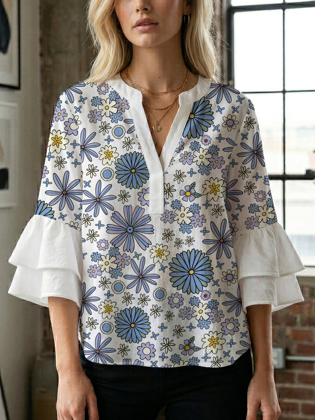 Damebluse med voluminøse ermer og blomsterdesign Skjora