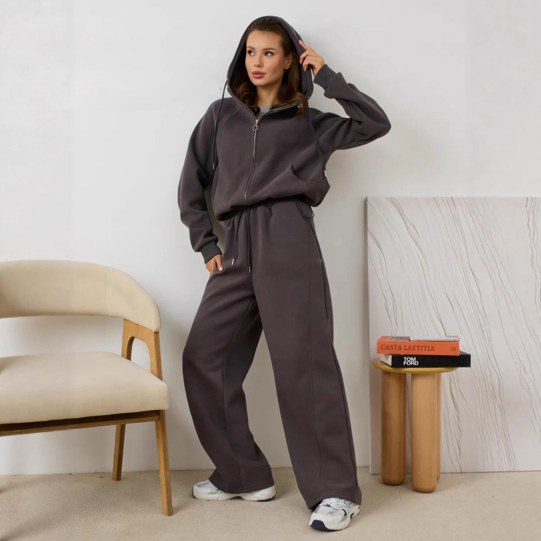 Dame casual hettejakke laget av myk fleece med praktiske lommer og elegant glidelås Skjora