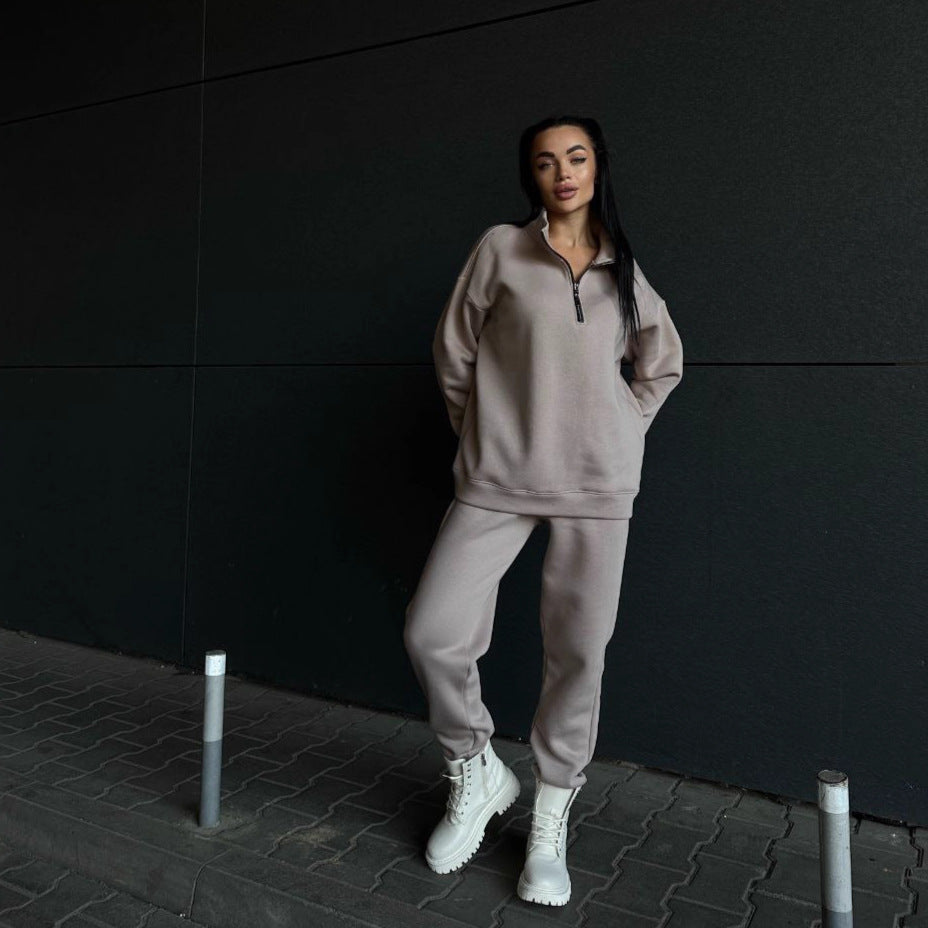 Kvinnelig koselig sweat suit med høy krage og praktiske glidelåsdetaljer Skjora