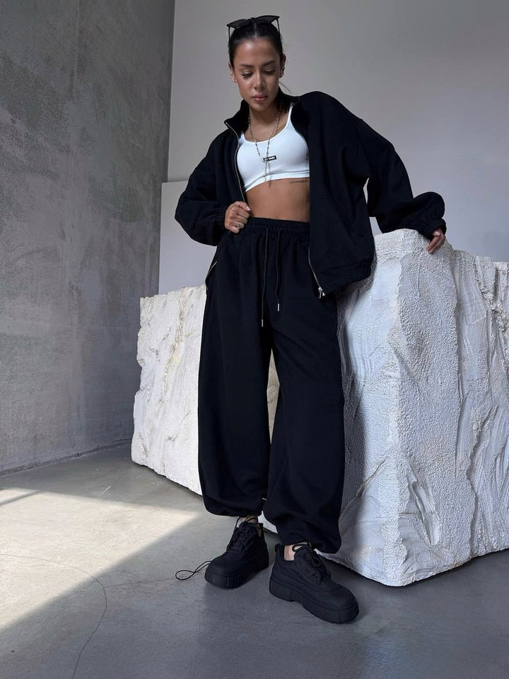 Kvinne avslappet treningsdrakt sett med oversized jakke og komfortable joggere Skjora