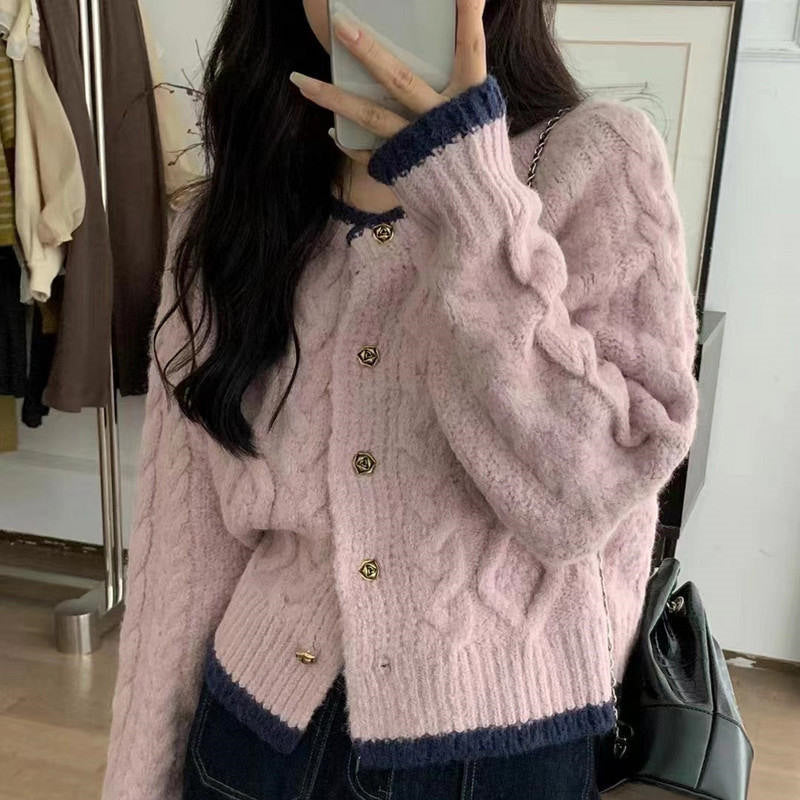 Kvinnens chunky strikk cardigan med elegant kabelmønster og dekorative knapper Skjora