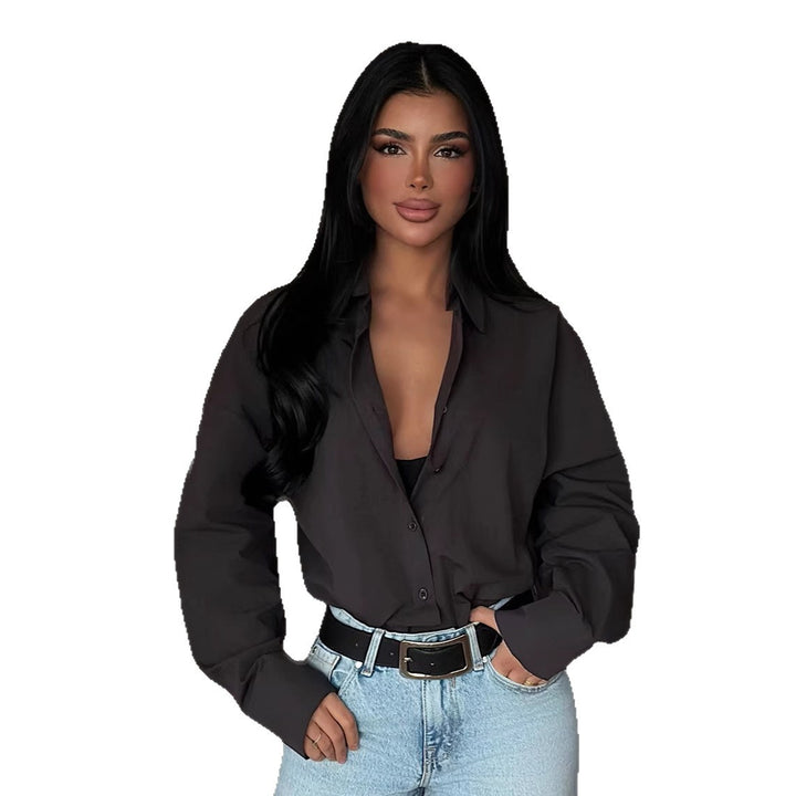 Damer elegant bluse med oversized snitt og knappbar design Skjora