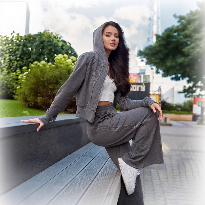 Women's sporty leisure set with cropped sweatshirt jacket and comfortable jogging pants Skjora
