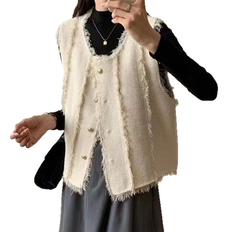 Dame sømløs strikket vest med elegante knappedetaljer og frynset kanter Skjora