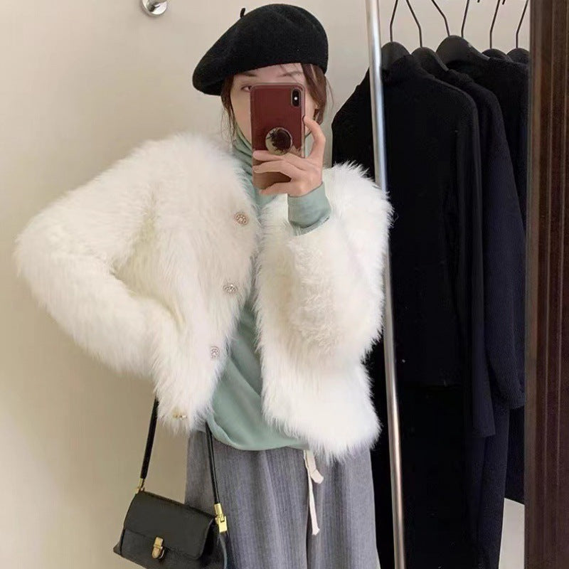 Kvinnes fluffy kort jakke med elegante knappedetaljer Skjora