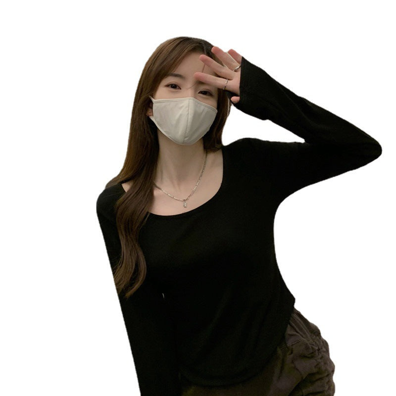 Women's long-sleeved top with a stylish round neck and close fit