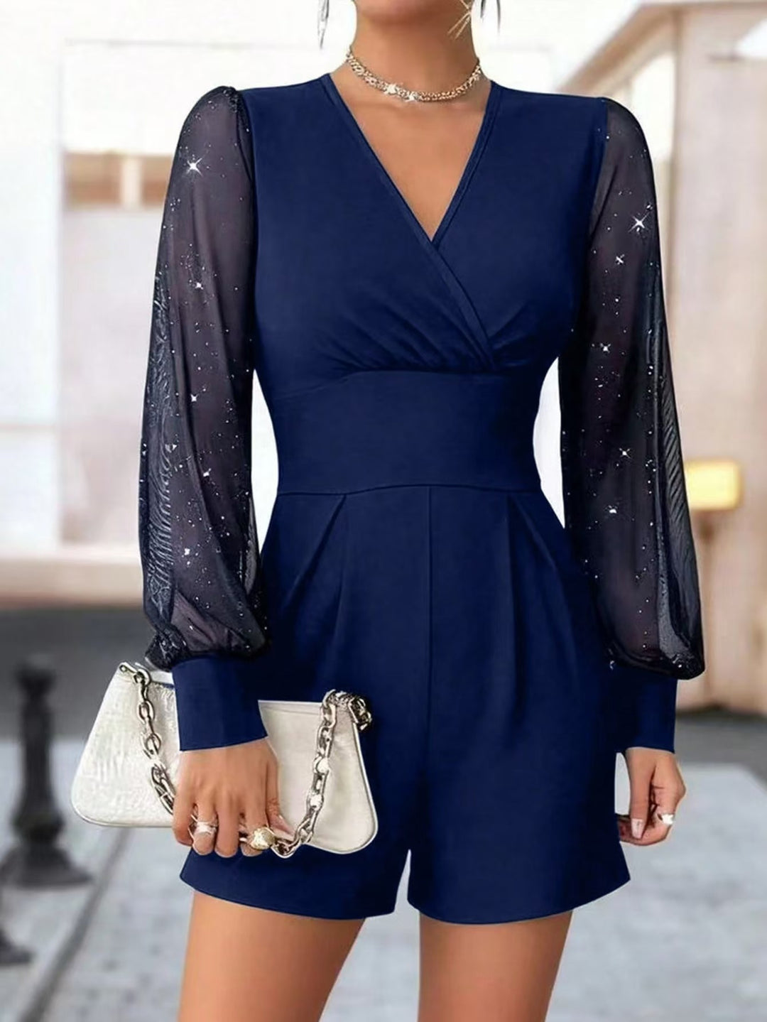 Dame elegant jumpsuit med transparente puffermer og V-hals Skjora
